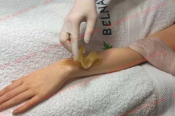 Иллюстрация: паста удаляется с кожи